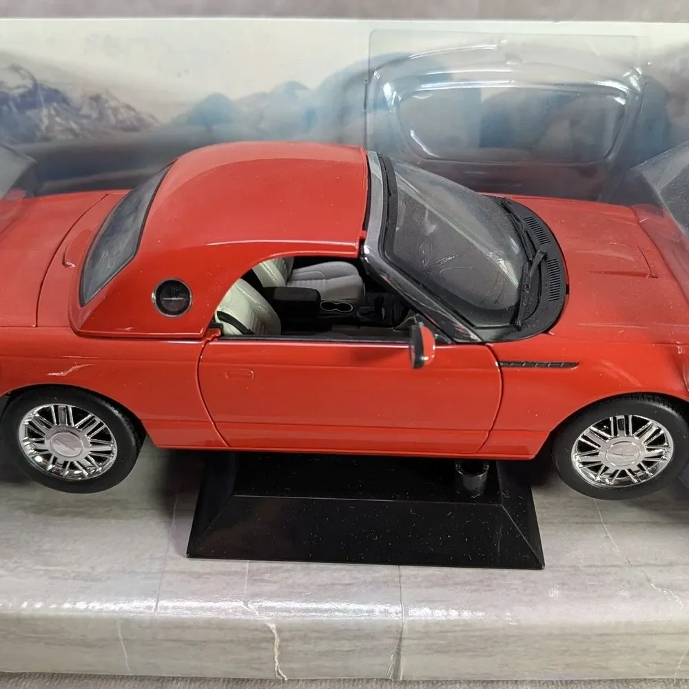 James Bond 007 Die Another Day Ford Thunderbird Coral 1:18 Beanstalk 10013 Box